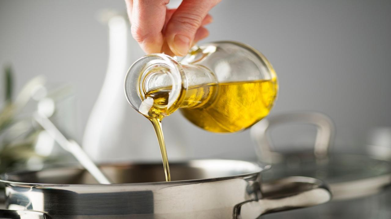 Govt asks companies to cut edible oils price by up to Rs 10/litre, maintain uniform MRP of same brand oil